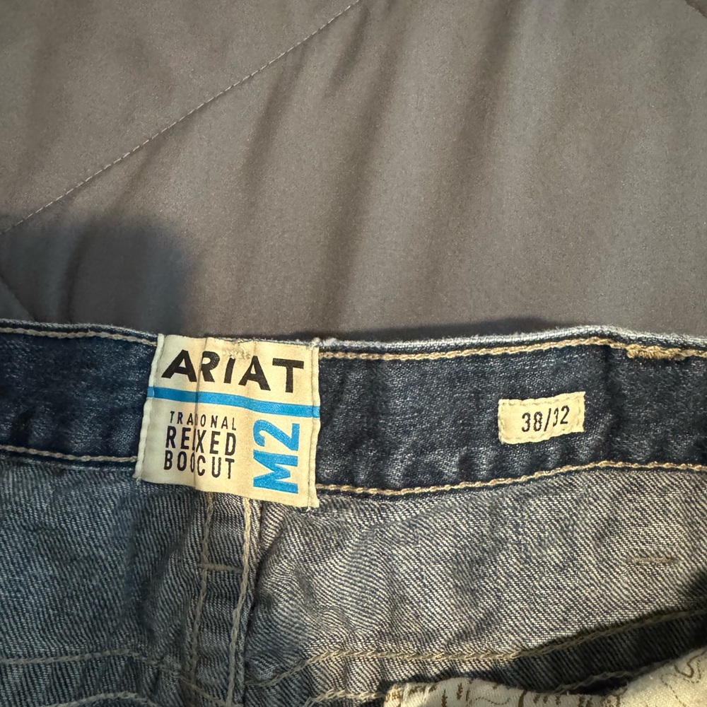 Ariat Men's Blue Jeans like new m2 - Picture 2 of 3